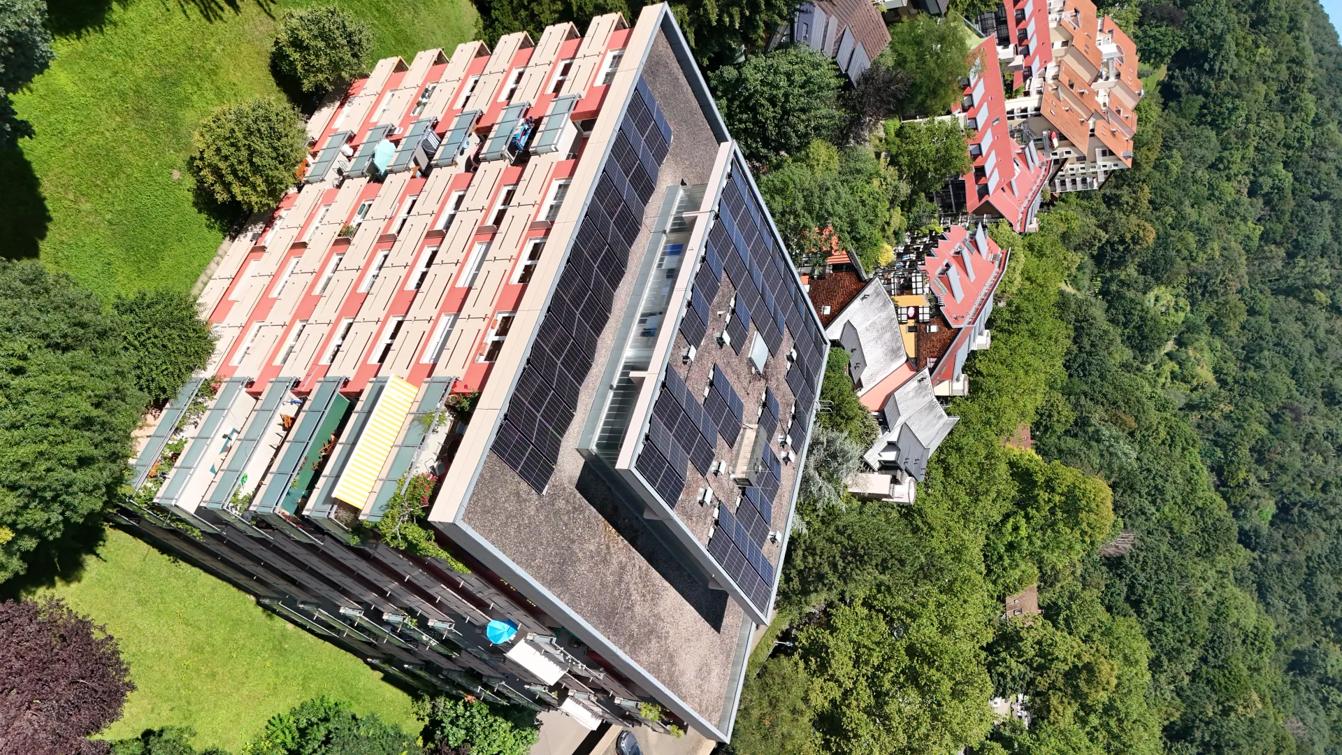 Photovoltaikanlage auf einem Wohnhaus in Hanglage – Karlsruhe, DE