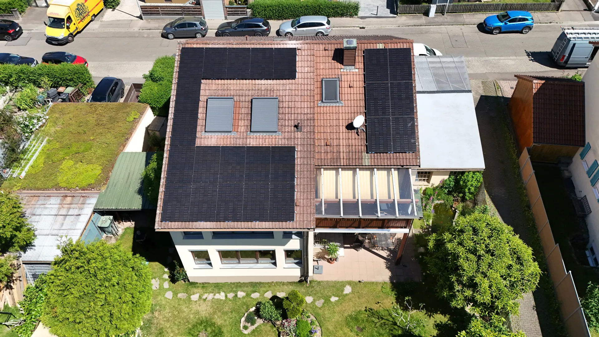 Photovoltaikdach eines Mehrfamilienhauses – Nürnberg, DE