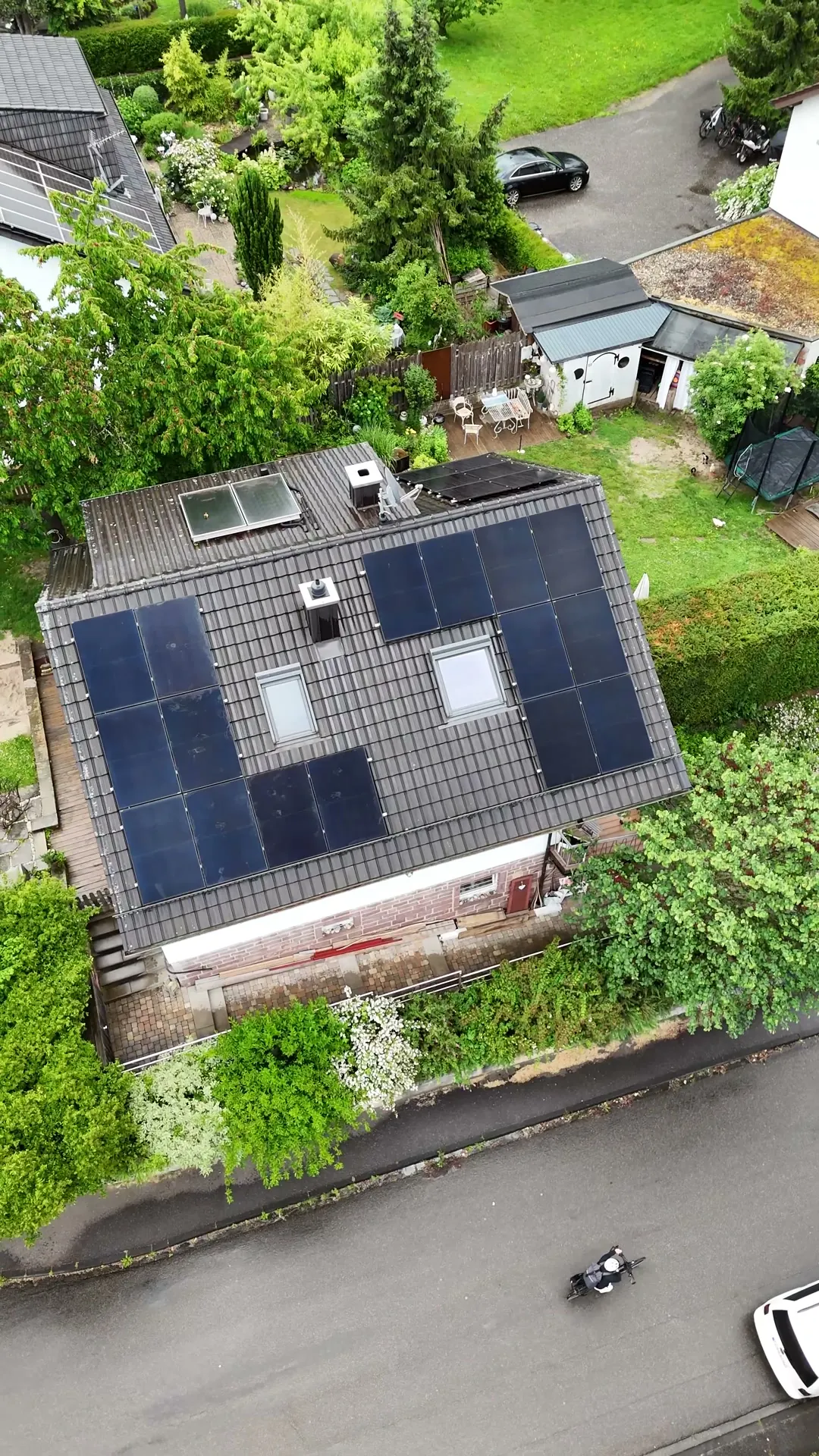 Einfamilienhaus mit voll belegter Dachfläche