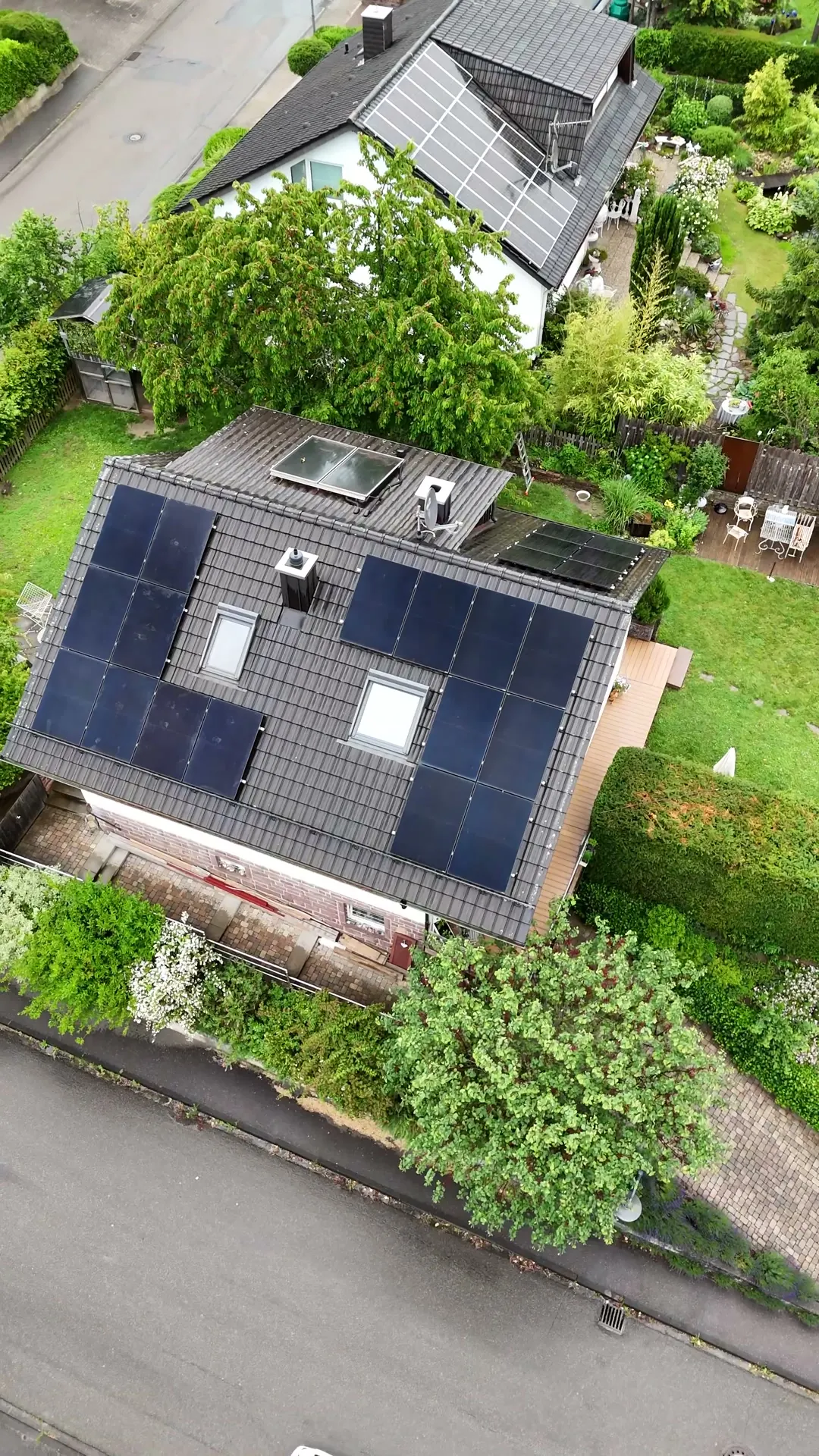 Einfamilienhaus mit voll belegter Dachfläche