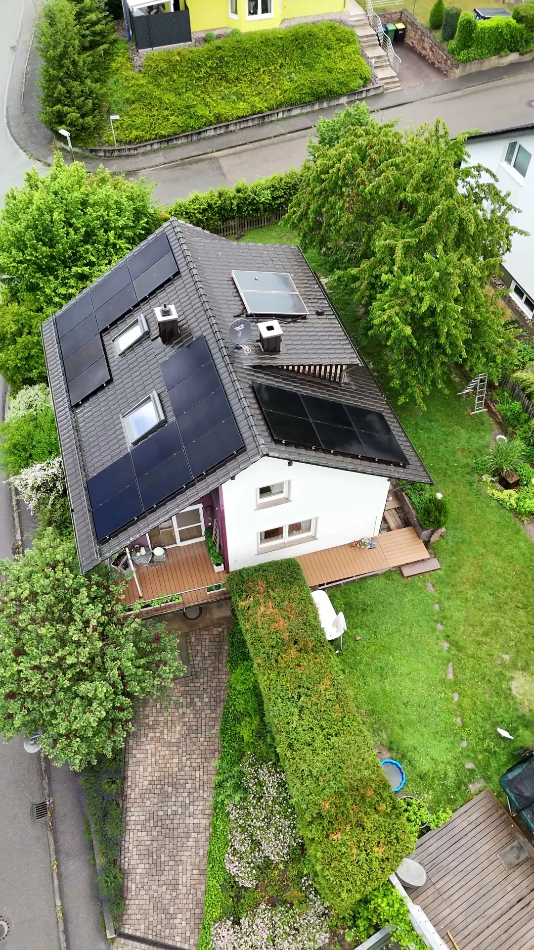 Einfamilienhaus mit voll belegter Dachfläche