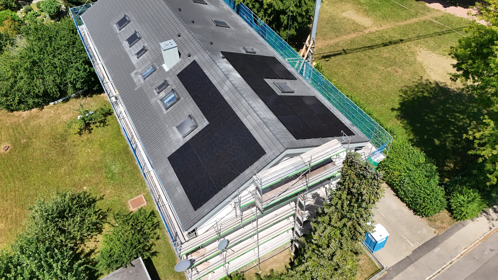 Photovoltaik auf einem modernen Neubau – Heidelberg, DE