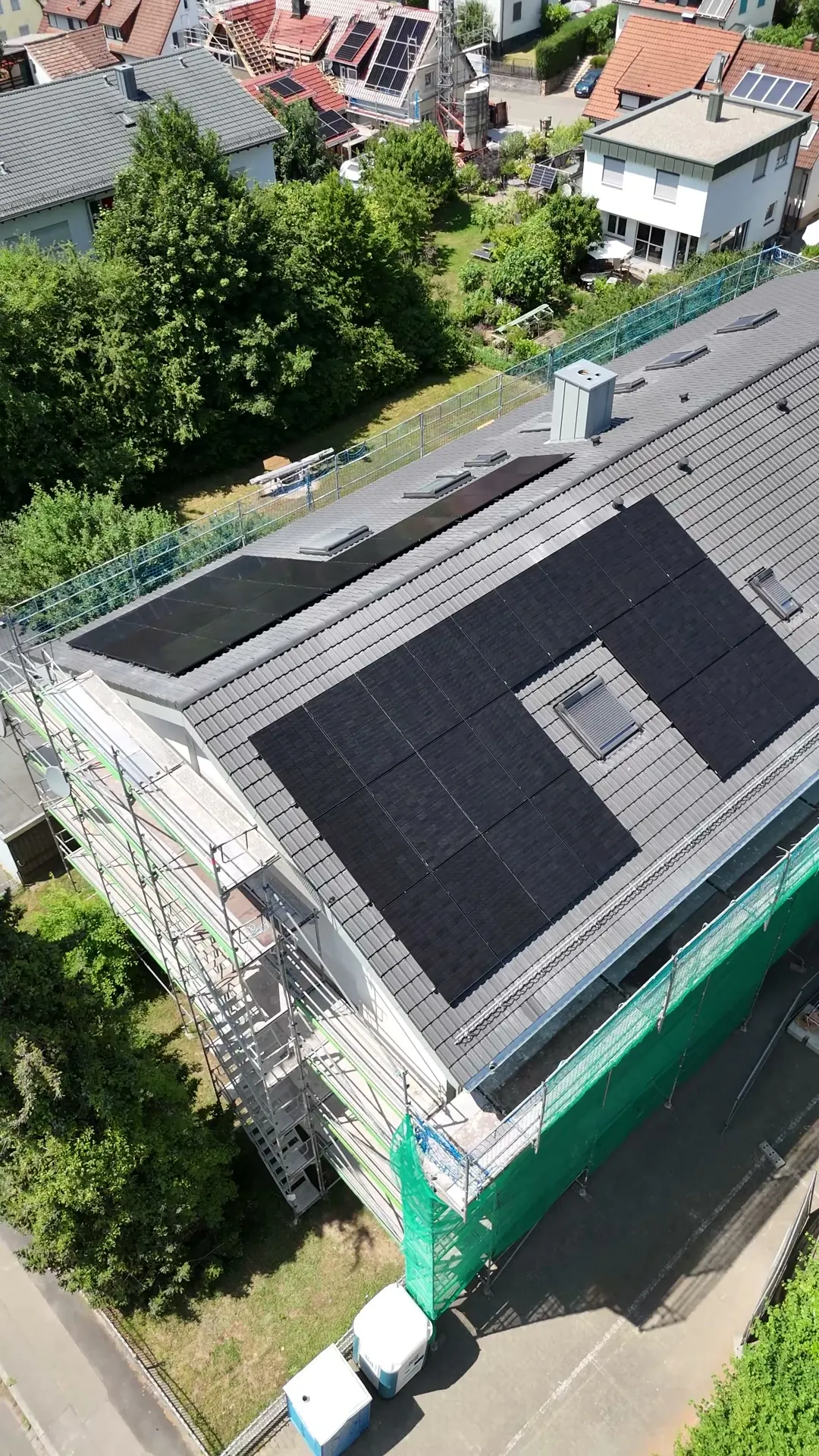 Photovoltaik auf einem modernen Neubau