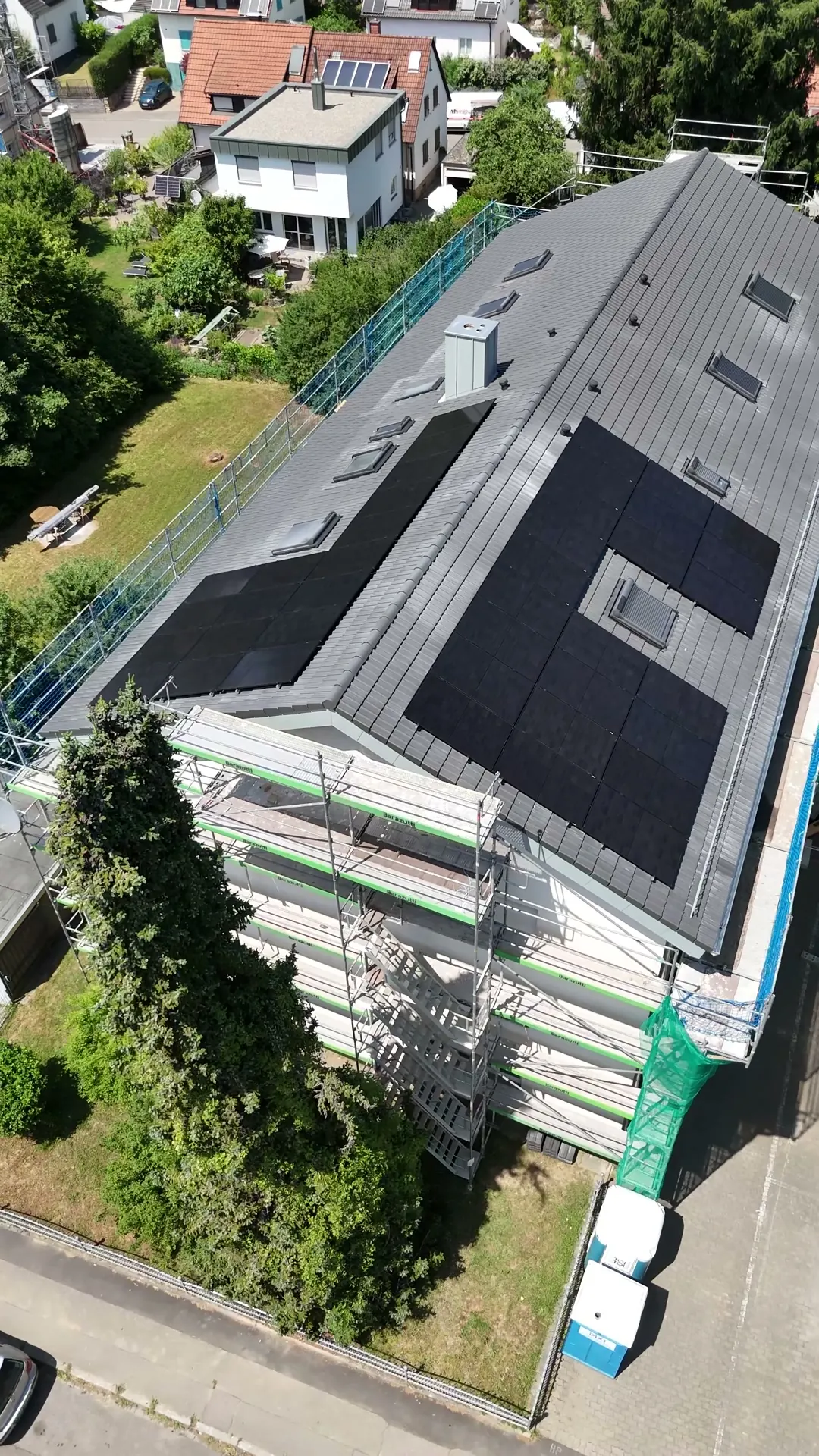 Photovoltaik auf einem modernen Neubau
