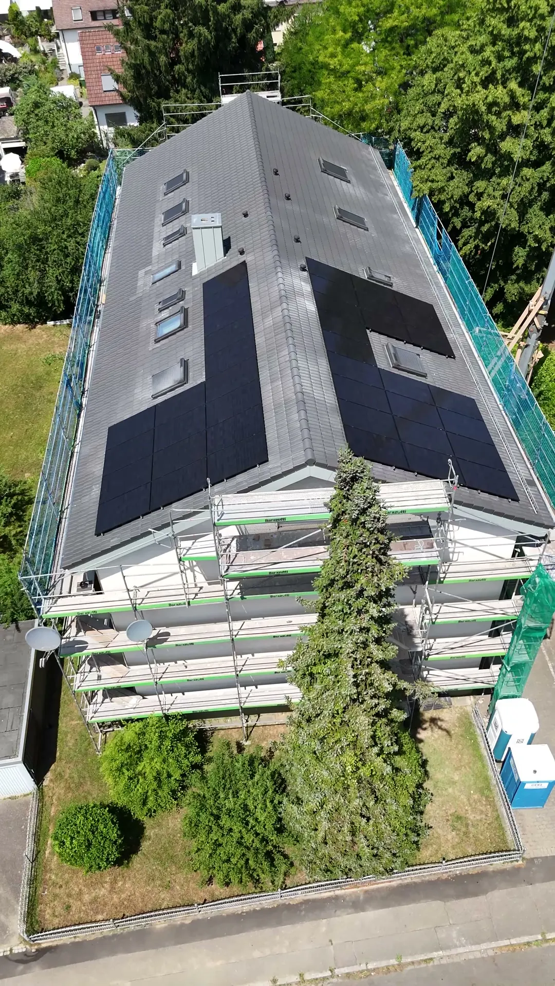 Photovoltaik auf einem modernen Neubau