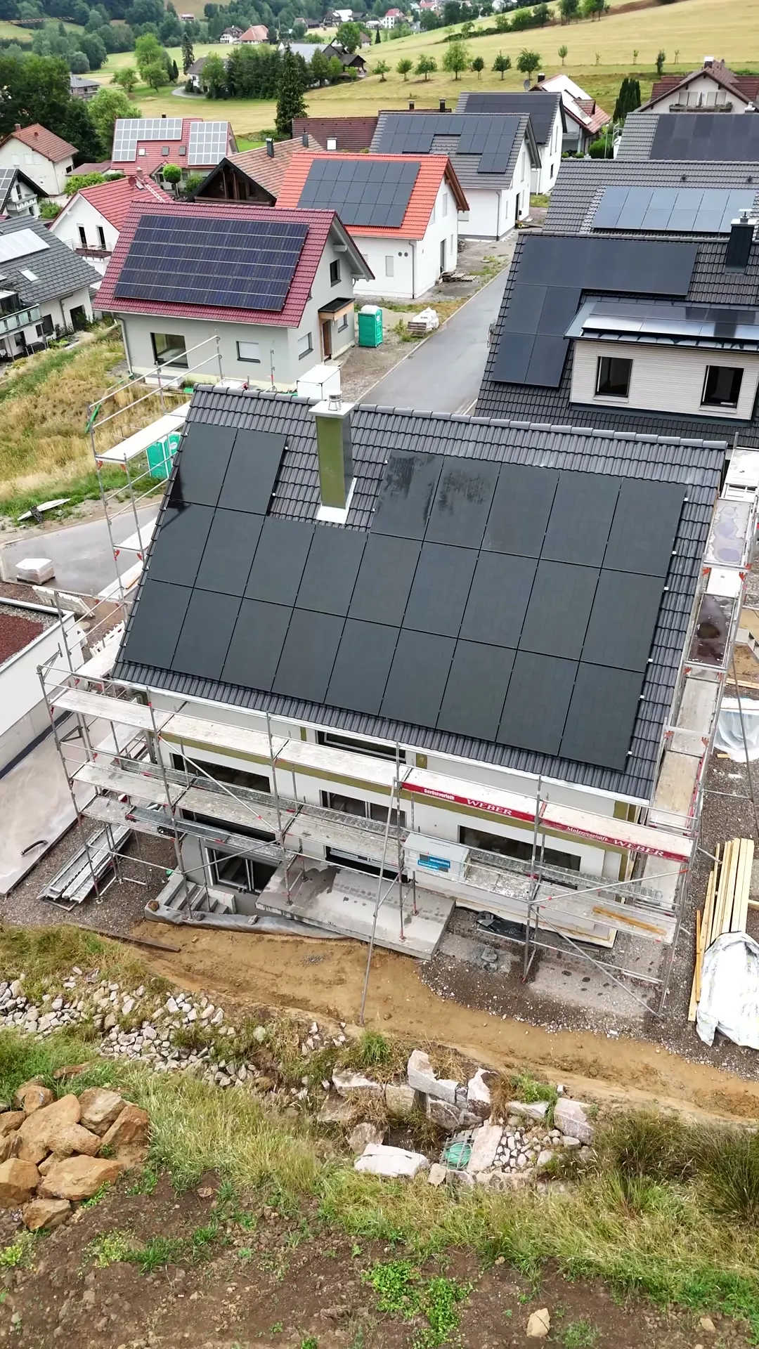 Einfamilienhaus mit schwarzen PV-Modulen – Trnava, SK
