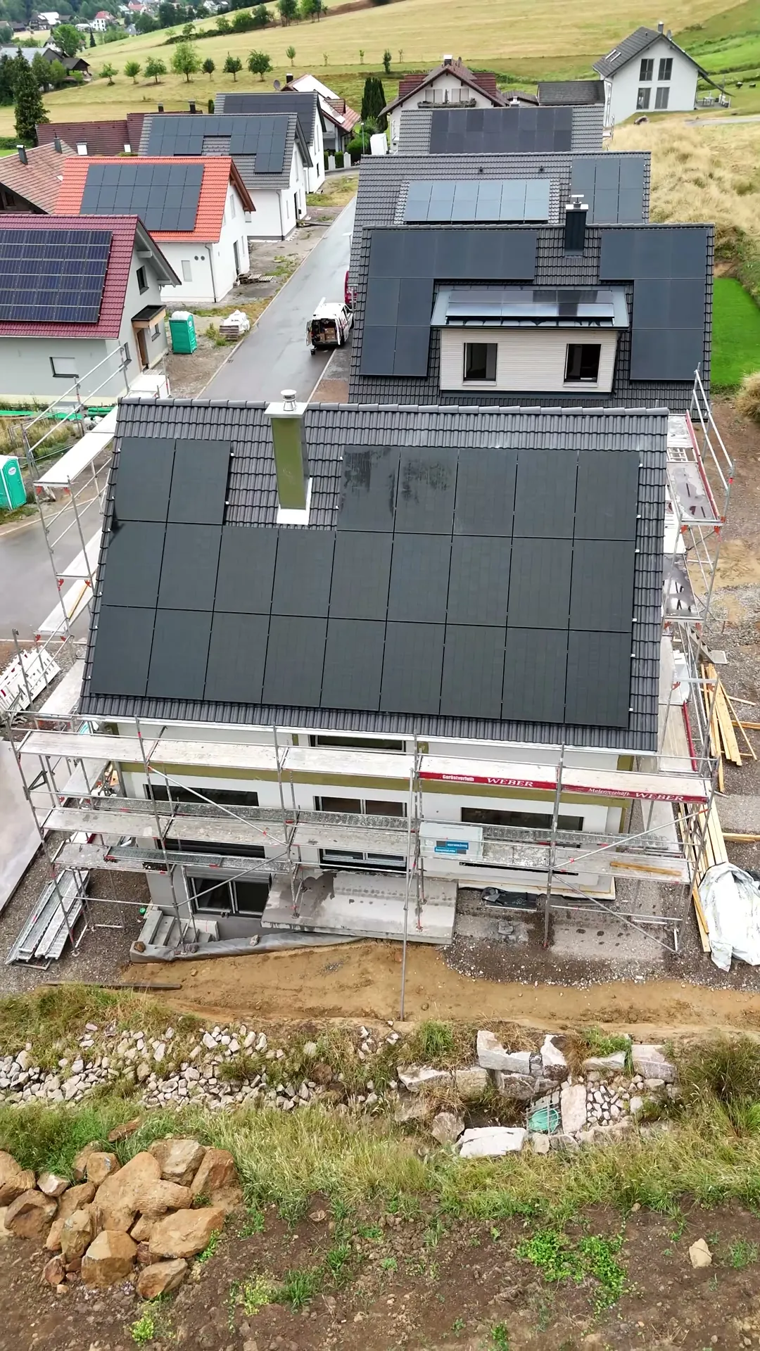 Einfamilienhaus mit schwarzen PV-Modulen