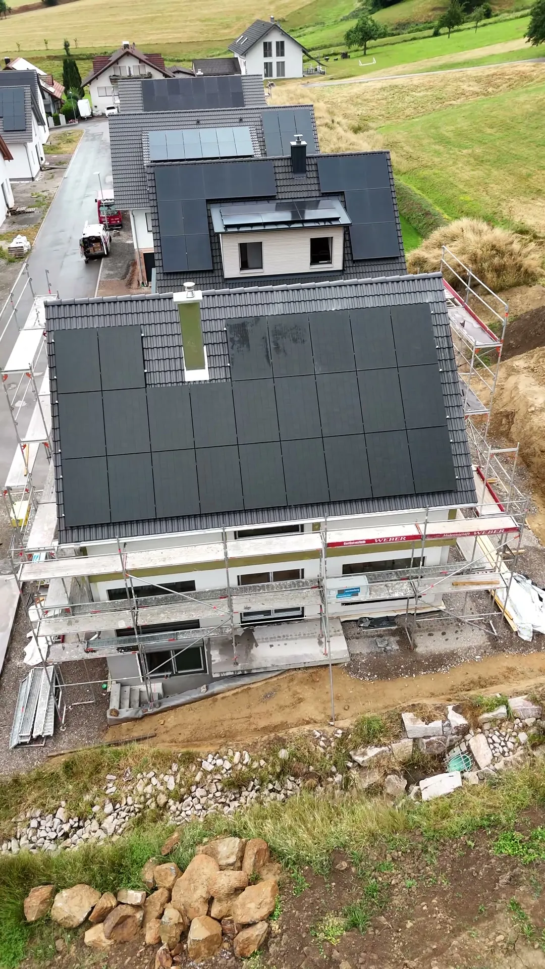 Einfamilienhaus mit schwarzen PV-Modulen
